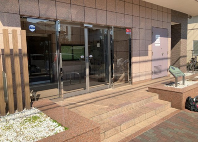 【玄関】 | ドラゴンマンション小田急相模原壱番館 | 玄関は家の顔でもあり、家族以外の目にも止まる場所です。玄関は外との間を仕切る扉、靴などをしまっておく収納スペース、靴脱ぎのたたきスペース、来客とのやり取りをするドアホンなど複数のアイテムからなります。