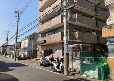 【外観】 | ドラゴンマンション小田急相模原壱番館 | 外観はマンション管理がされているかの目安になります。築年数が古いと、壁面は劣化してひび割れが生じることも！建物が古びていても細かいところが修繕されていると、きちんと管理されているなぁと感じるでしょう。