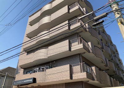 【バルコニー】 | ドラゴンマンション小田急相模原壱番館 | 一般的なバルコニーは、奥行1.5ｍ程ですが、ワイルドバルコニーは2ｍまで広がっています。そのため洗濯物の間隔をあけ干すことができ、乾きやすいというメリットや、ガーデニングが楽しめる等の特徴があります。