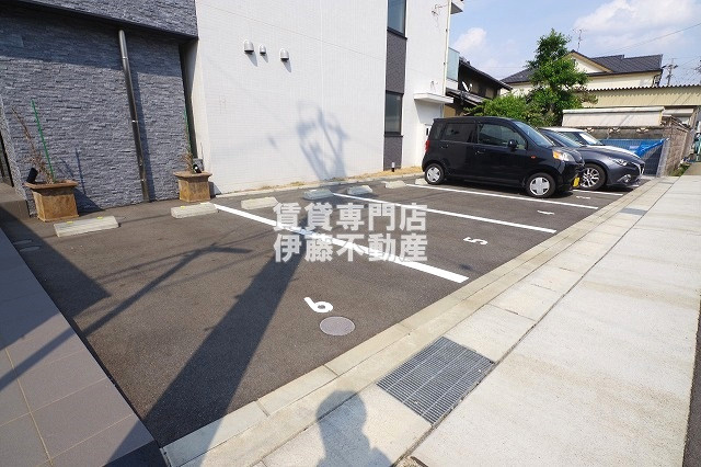 The INFINITYの駐車場