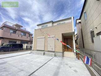 【外観】 | 販売現地
スタイリッシュな外観でゆったりした空間が魅力的です♪
お車2台分の広々した快適な駐車スペース♪