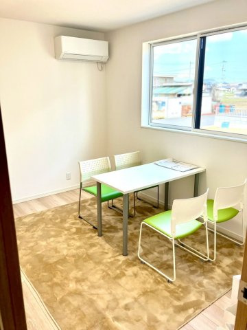 ルミナスガーデン上林町の洋室