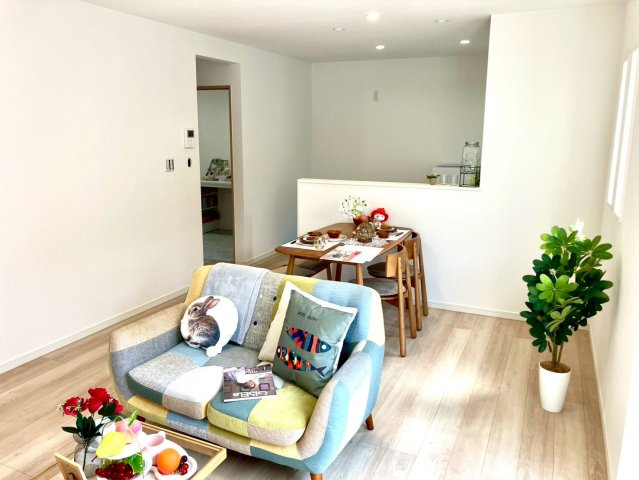 ルミナスガーデン上林町の居間・リビング