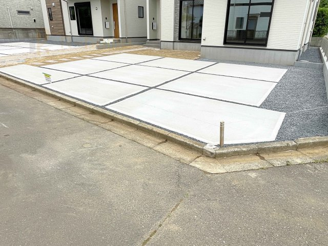 土浦市中3期　新築戸建て　2号棟の駐車場|カースペースは3台完備。ゲスト用のスペースも確保できますね♪