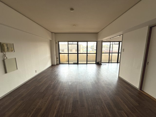 ロイヤルステイツ東辻井の洋室