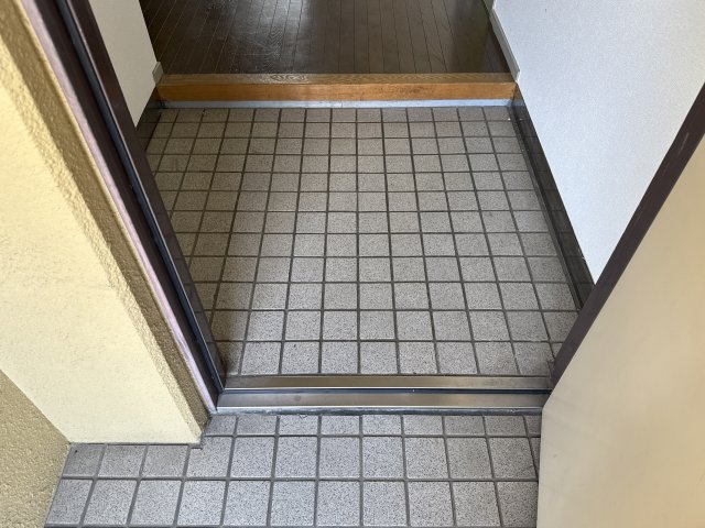 ロイヤルステイツ東辻井の玄関