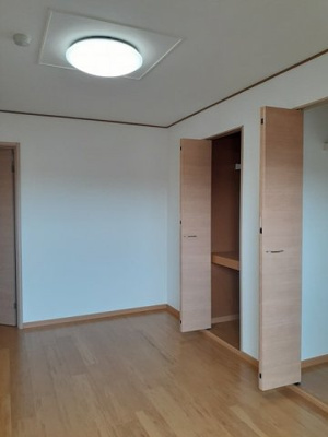 【居間・リビング】 | レジダンス・アンソレイエ | こちらの居間で趣味の時間をお楽しみください