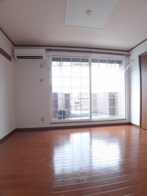 【居間・リビング】 | エンブレムⅡ | ゆったりとした居間です