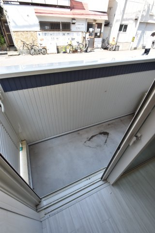 大阪市都島区中野町２丁目のアパートのバルコニー