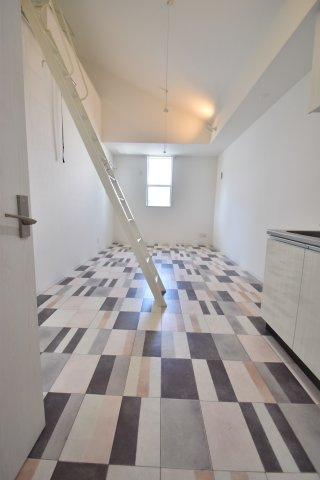 大阪市都島区中野町２丁目のアパートの居間・リビング