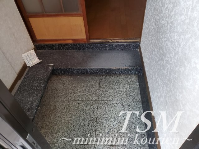 砂１丁目貸家の玄関