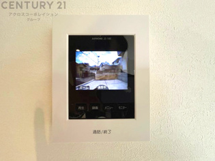 訪問者が来たときにテレビ画面で確認できるため、安心してドアを開けられます。録画機能があるものもあり、留守中に来訪者を記録しておくことができます。利便性が高く、セキュリティ面でも安心です