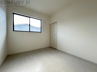 明るい色合いのフローリングとクロスを使用した洋室は家具やインテリアとも調和しやすく空間が広く感じられ開放感を生み出します。自然光を効果的に反射し、室内を明るく保つため、日中の照明使用を抑えられます。