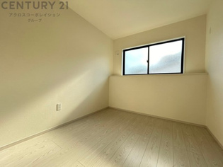 創造性や成長を促す遊びの空間を提供。学習や趣味に集中できる環境を整えます。個別のプライベートスペースは自己表現と自立心を育み、心地よい睡眠環境を整えリラックスできる場所を提供。