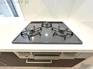 多数の調理器具を同時に使用でき、料理の効率化が可能。省エネで節約になり、様々な料理スタイルに適応できます。また、火力調整が独立しており、手入れや掃除もしやすく、今よりもっとお料理が楽しくなるかも。