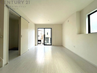 キッチン前のダイニングスペース　カウンターキッチンから料理の受け渡し等に便利です。ダイニングセットを置いても十分な広さを確保。