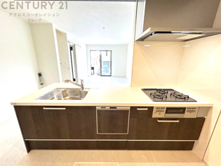 シンプルなデザインと使いやすさを兼ね備えた対面式システムキッチンは、効率的な作業スペースを提供し、家族やゲストとのコミュニケーションを促進します。