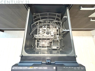 手洗いに比べて時間や労力を節約できることです。また、高温のお湯で洗浄されるため、雑菌や細菌を殺菌する効果もあります。さらに、乾燥機能があるため、手で拭く手間も省け衛生的に保管できます。