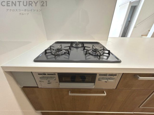 多数の調理器具を同時に使用でき、料理の効率化が可能。省エネで節約になり、様々な料理スタイルに適応できます。また、火力調整が独立しており、手入れや掃除もしやすく、今よりもっとお料理が楽しくなるかも。