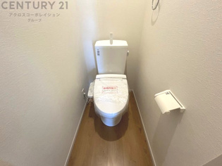 温水洗浄便座付トイレは温水洗浄機能により、暖かい水でおしりを洗浄することができ、冷たい水を使う従来の便座に比べ、温水洗浄機能で暖かいトイレを提供し、快適な使用を可能にします。