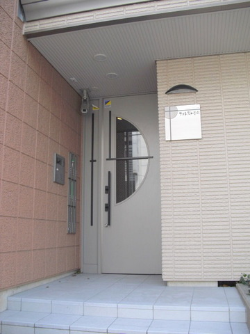 フォレスト豊岡のロビー|オートロック・ＴＶモニタ付インタホン・防犯カメラ完備　