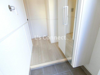 【玄関】 | コーポ　スワン　Ⅴ | 背の高い下駄箱には鏡付きで身だしなみチェック。