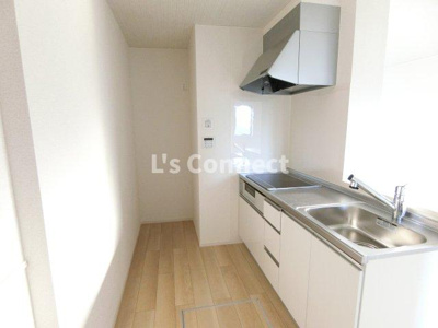 【キッチン】 | コーポ　スワン　Ⅴ | ２口ＩＨとラジエントヒーターの３口システムキッチン。