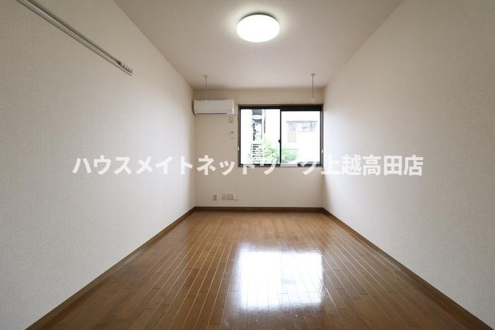 メゾン・エスポワールの居間・リビング|洋室