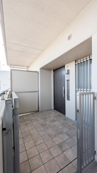 横浜市都筑区早渕１丁目の中古マンションのその他共用部分|玄関ポーチもあり、防犯面でも安心です。

