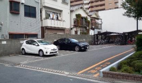 ファー・イースト21の駐車場|『敷地内』~北側駐車場~
月額20,000円(税別) 敷金1ヶ月
※車検証写し、運転免許証の写しが必要