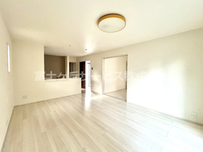 【居間・リビング】 | 裾野市茶畑 中古住宅 | LDK16帖