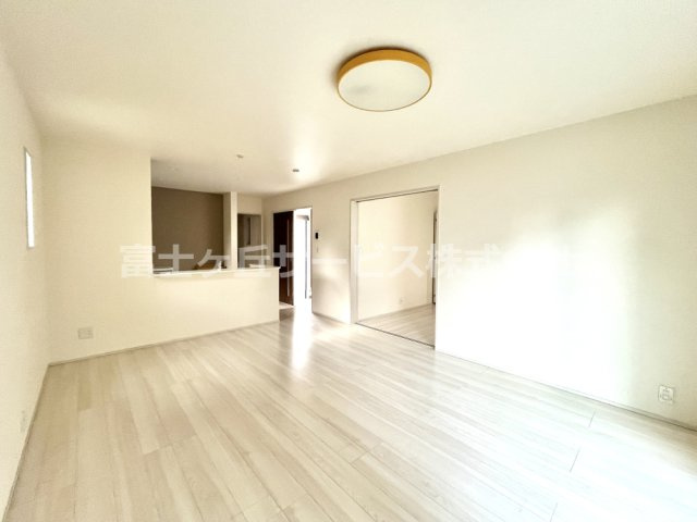 【居間・リビング】 | 裾野市茶畑 中古住宅 | LDK16帖