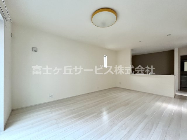 【居間・リビング】 | 裾野市茶畑 中古住宅 | LDK16帖