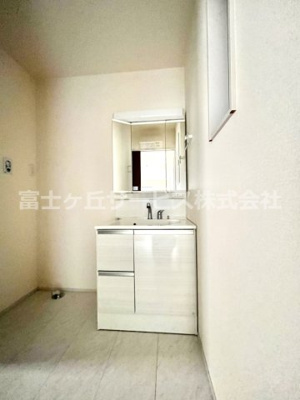 【独立洗面台】 | 裾野市茶畑 中古住宅 | 独立洗面台あり、毎朝おしゃれに忙しい女性の方におすすめです