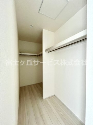  | 裾野市茶畑 中古住宅 | 主寝室のウォークインクローゼット