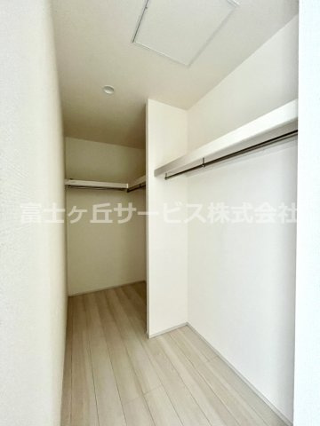  | 裾野市茶畑 中古住宅 | 主寝室のウォークインクローゼット