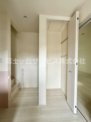 【収納】 | 裾野市茶畑 中古住宅 | 玄関ホールに収納があります