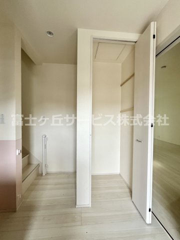 【収納】 | 裾野市茶畑 中古住宅 | 玄関ホールに収納があります