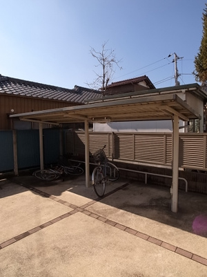 【エントランス】 | パセオ亀井 | 屋根付き駐輪所。