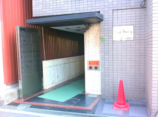 エンパイアービルのエントランス|毎日通るエントランスはこのようになっています