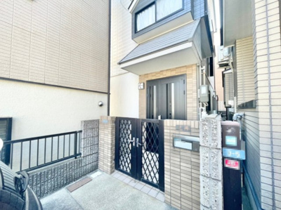 【エントランス】 | 吹田市朝日が丘町中古戸建 | 物件を比較検討したいお客様には、「物件比較見学プラン」をご用意しております。こちらの物件だけでなく、お客様の希望に沿った物件を、いくつかまとめてご案内させて頂きます。