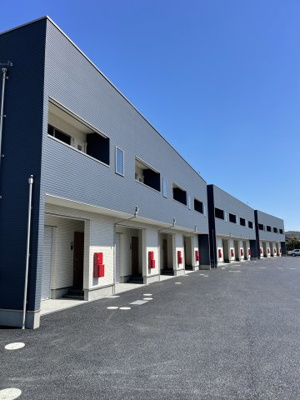 【外観】 | ガレージハウス　アンビション人見　A棟 | 全3棟12戸の広大な敷地です！