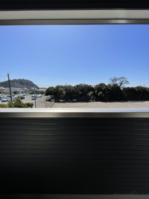 【展望】 | ガレージハウス　アンビション人見　A棟 | 海が近いので窓を開けるとほのかに潮の香がします