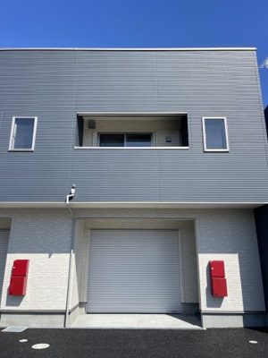 【エントランス】 | ガレージハウス　アンビション人見　A棟 | シャッター前の軒が深いのでガレージ内が雨に濡れにくく直射日光も入りません