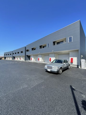 【外観】 | ガレージハウス　アンビション人見　A棟 | ガレージの前にも2台駐車できます！