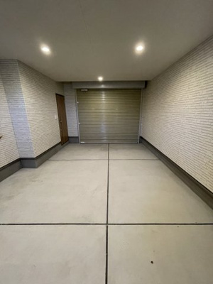 【駐車場】 | ガレージハウス　アンビション人見　A棟 | ガレージの奥行は６ｍもあります！面積は１５帖（２４．９０㎡）あります！