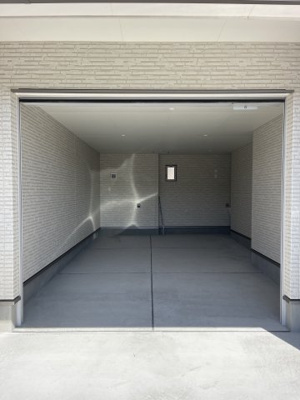 【駐車場】 | ガレージハウス　アンビション人見　A棟 | ここまで広いガレージは中々ありませんね