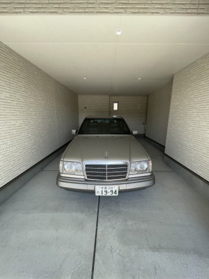 【駐車場】 | ガレージハウス　アンビション人見　A棟 | ベンツのEクラスを入れてもこの余裕です！