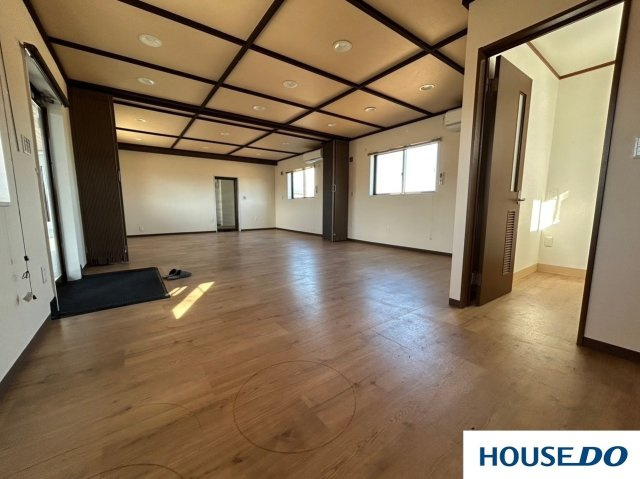 休憩所付店舗　太田市只上町の居間・リビング|おしゃれな居間です