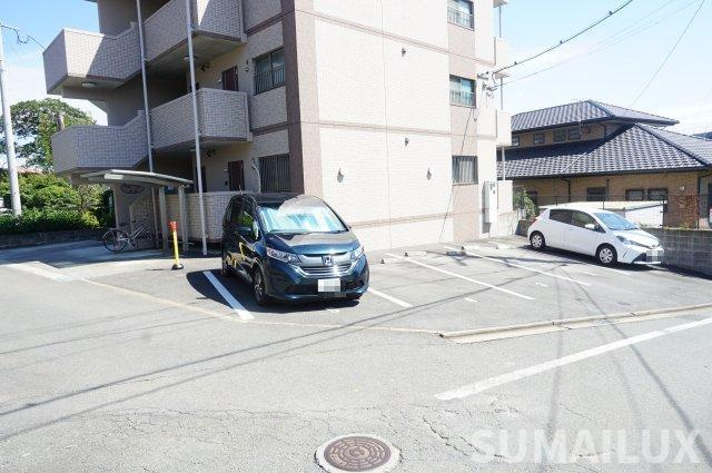 合志市須屋の賃貸マンションの駐車場